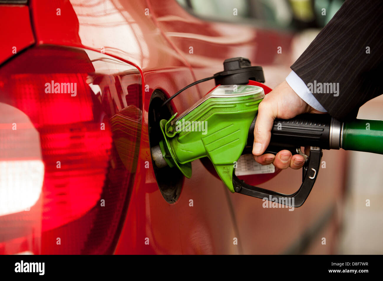 Il rifornimento di carburante la vettura presso la stazione di benzina Foto Stock
