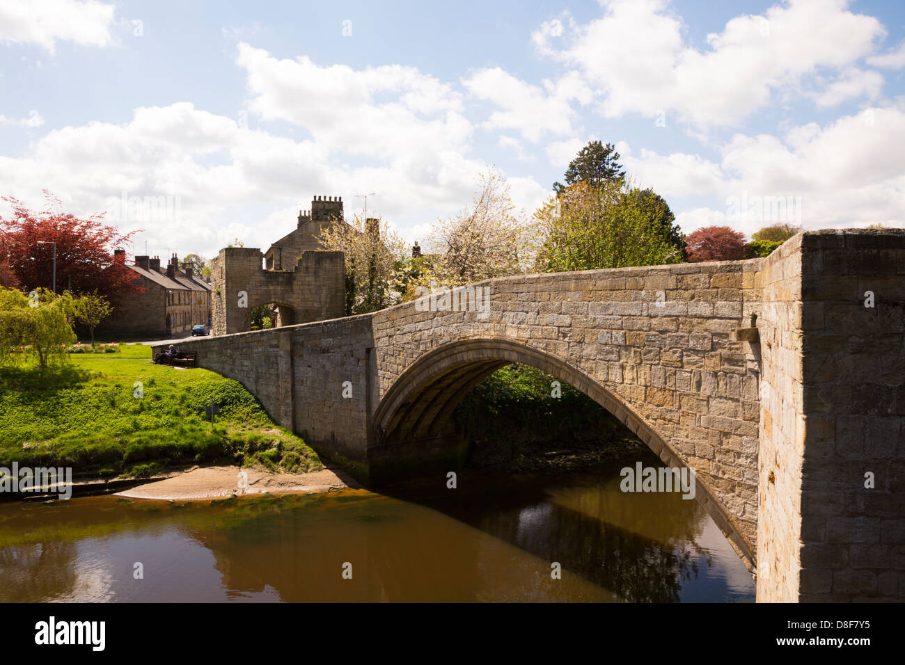 Grado 2 elencati il ponte di pietra e gatehouse oltre il fiume Coquet, Warkworth, Northumberland Foto Stock