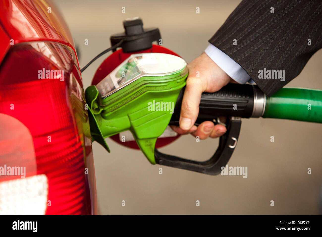 Il rifornimento di carburante la vettura presso la stazione di benzina Foto Stock