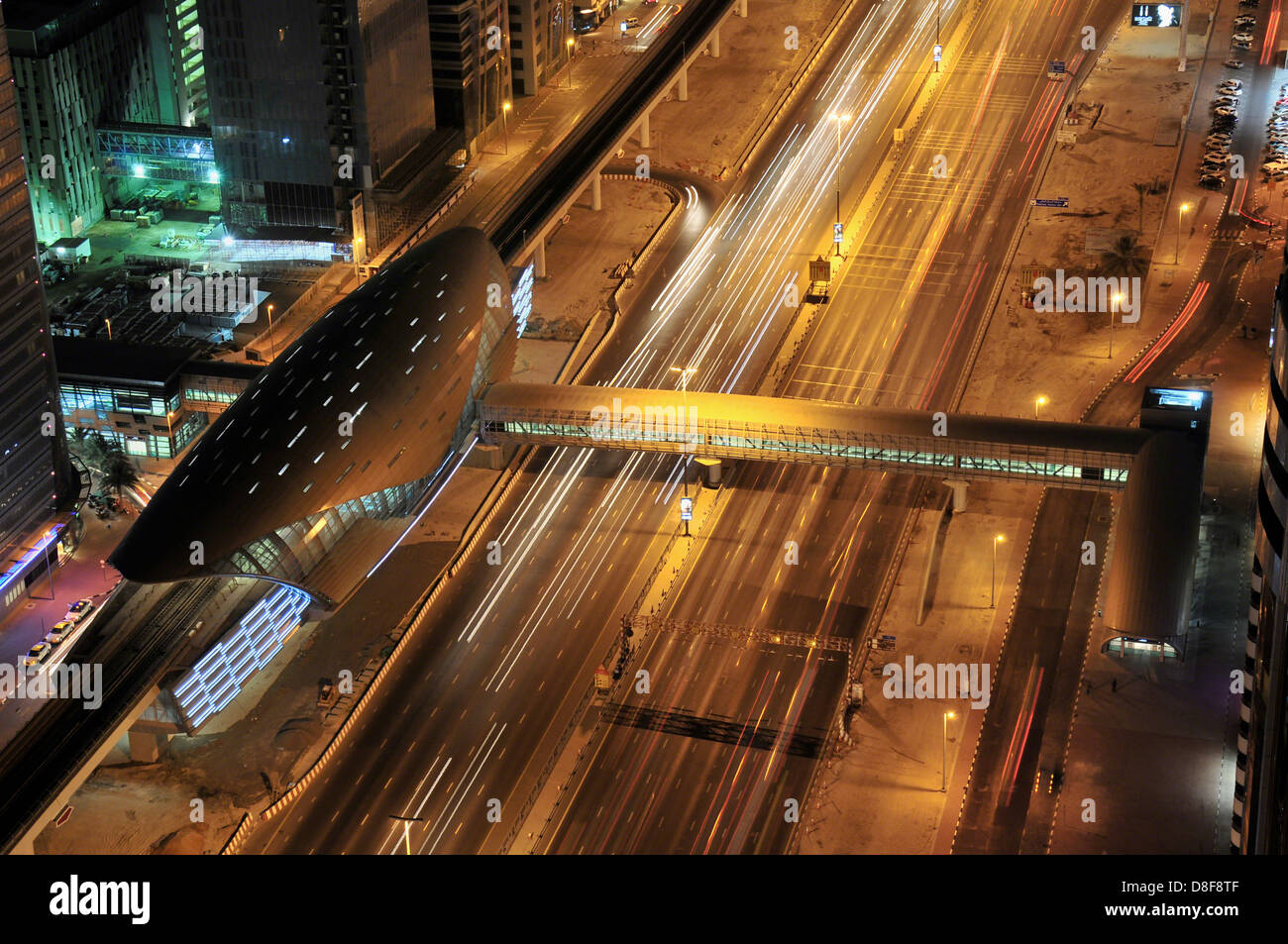 La stazione della metropolitana sulla Sheikh Zayed Road, Dubai, Regno emirato Arabo Foto Stock