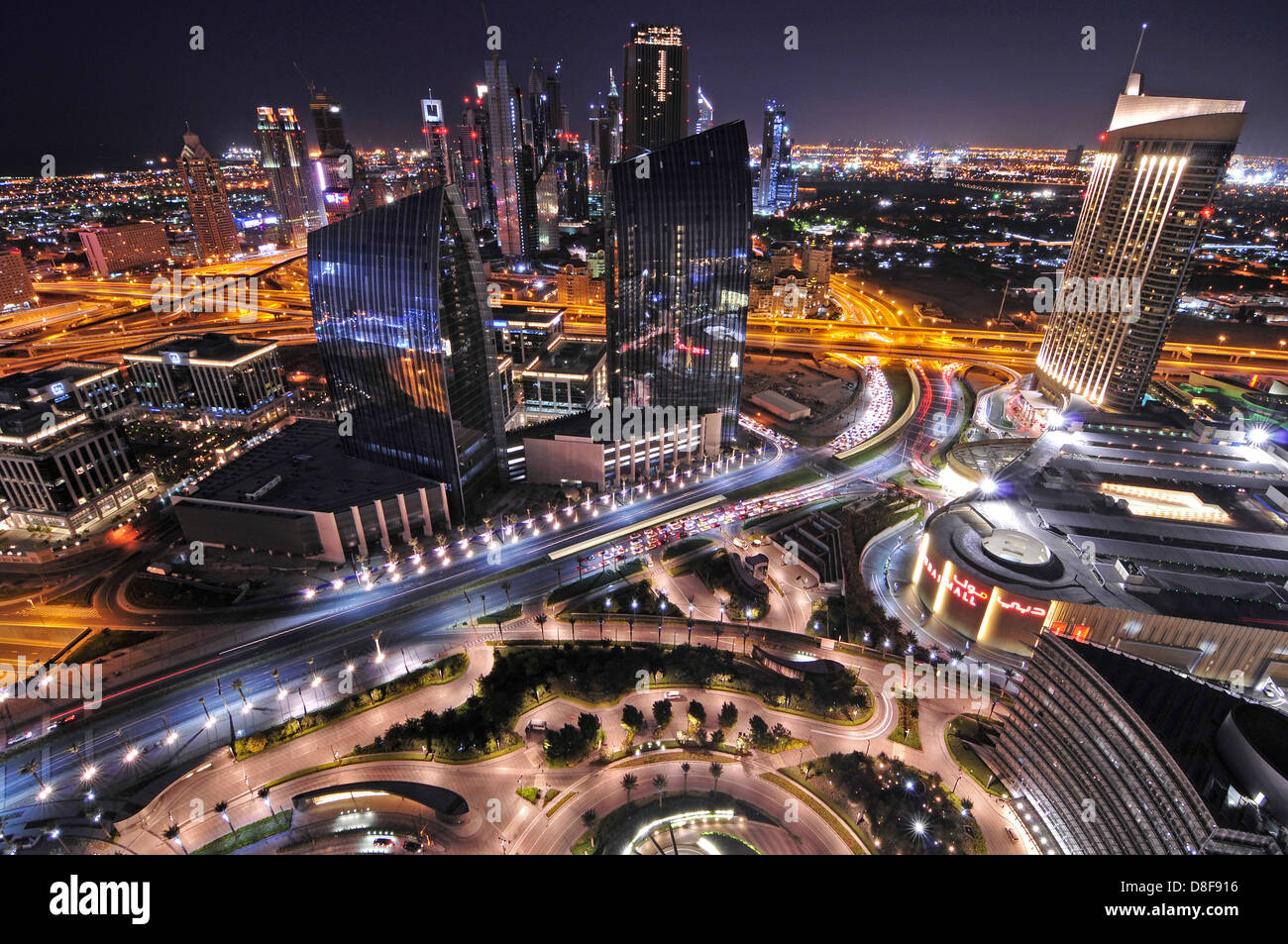 Il centro di Dubai di notte, EMIRATI ARABI UNITI Foto Stock