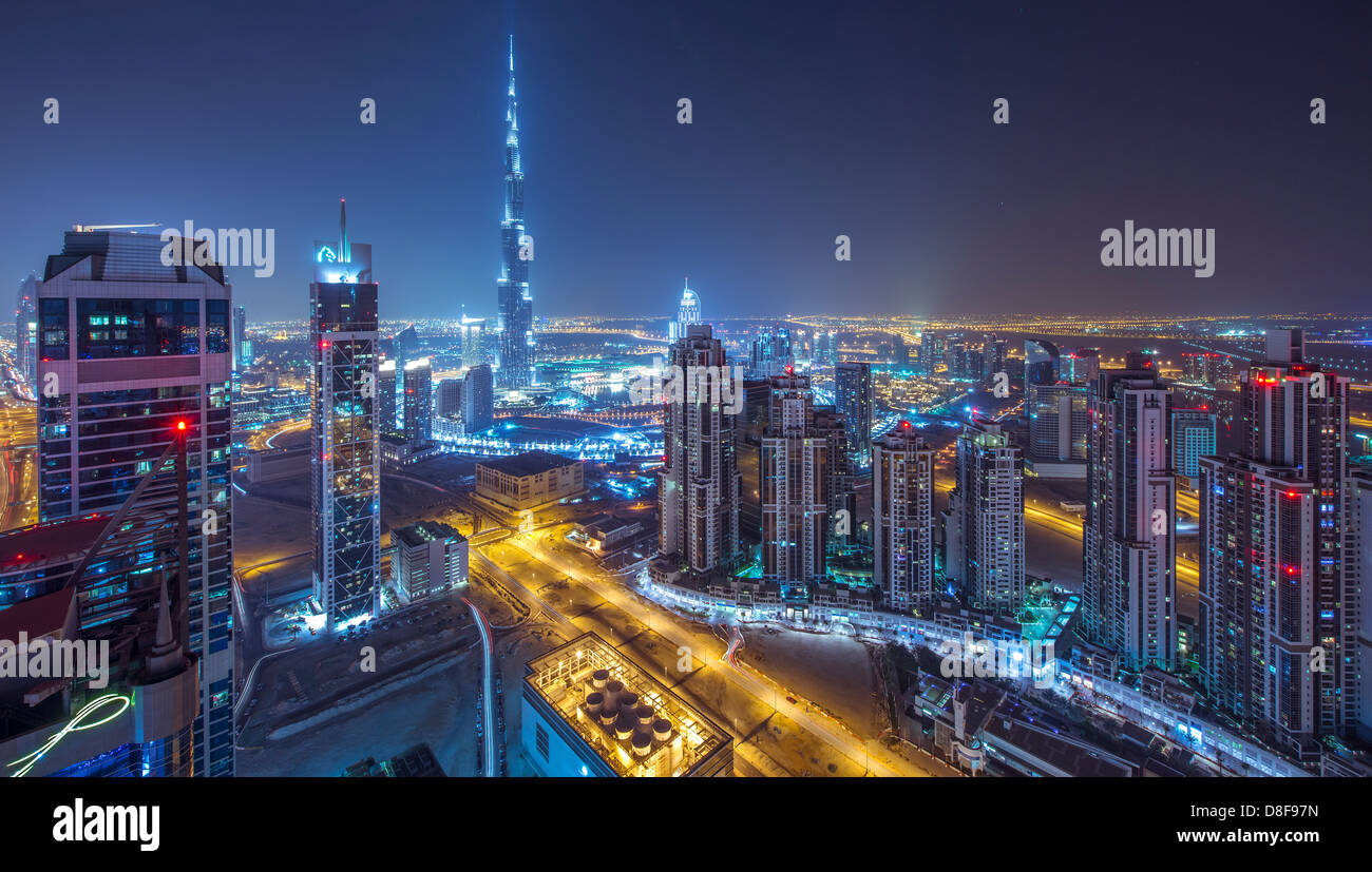 Il centro con il Burj Khalifa e Business Bay, Dubai, UAE Foto Stock