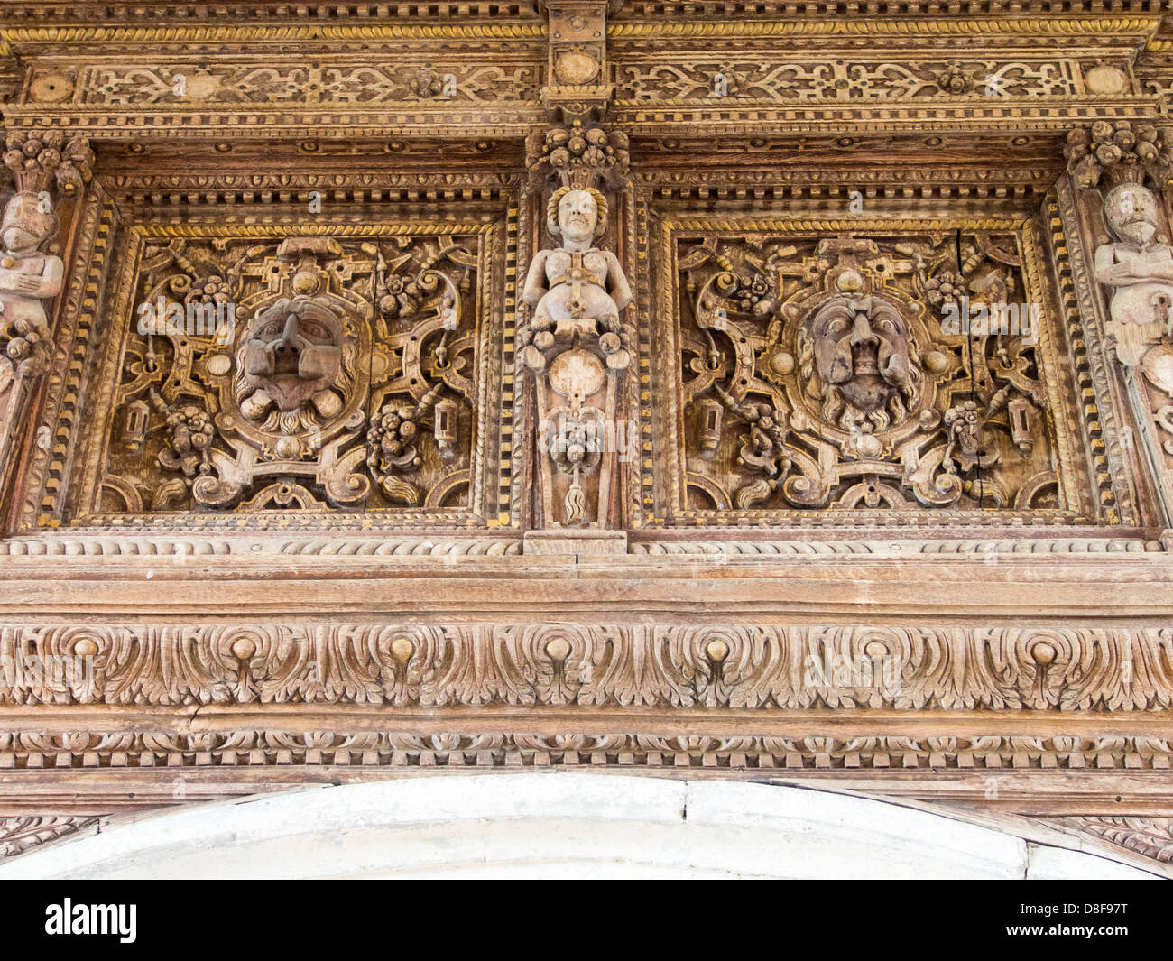 Complesse sculture di legno sopra il camino in Stokesay Castle che è un maniero fortificato house di Stokesay, Foto Stock