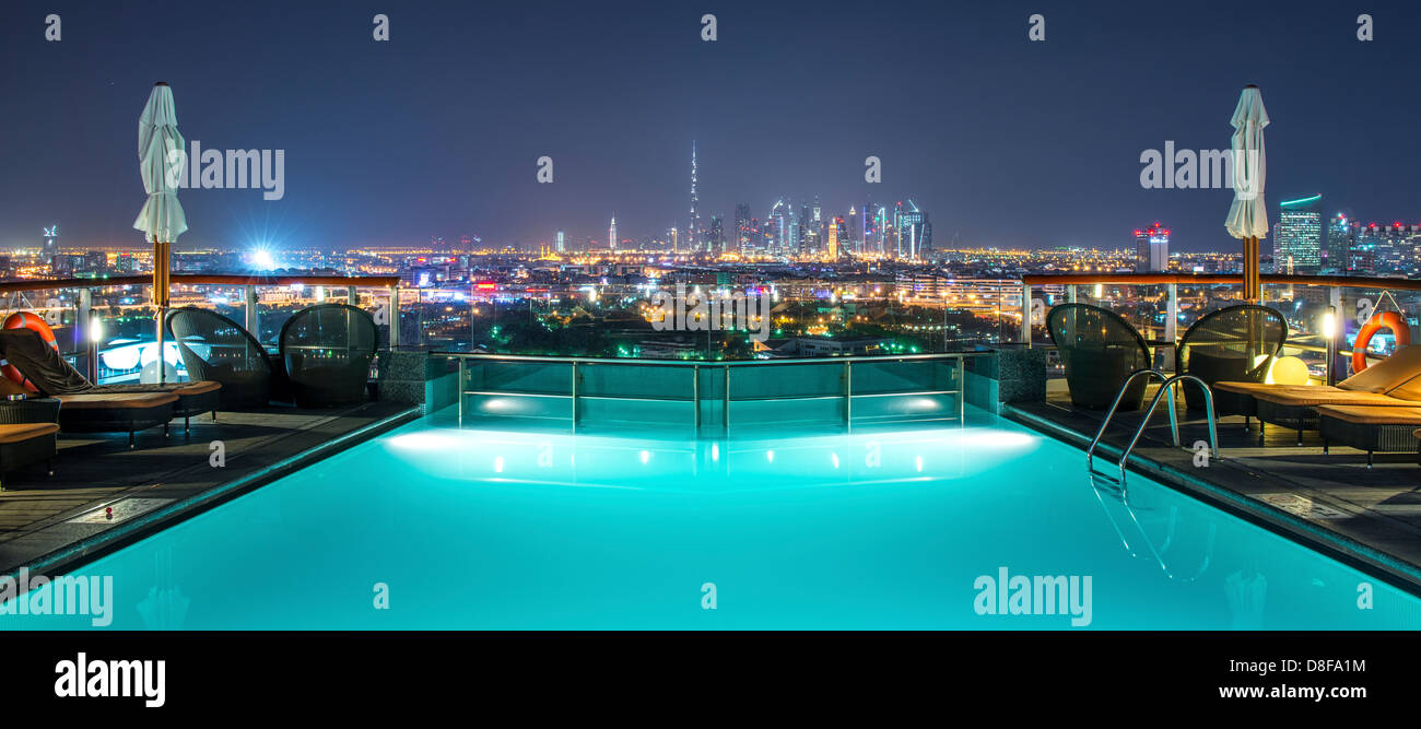 Vista di Dubai dal pool di Hilton Dubai Creek Hotel, EMIRATI ARABI UNITI Foto Stock