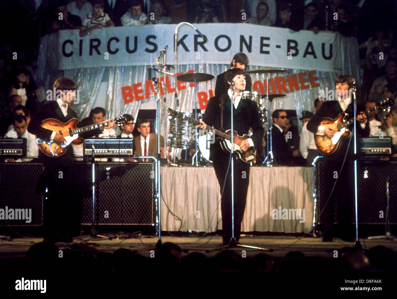 Die Beatles, (l-r) George Harrison Paul McCartney, John Lennon und im Hintergrund am Schlagzeug Ringo Starr, treten am 24.06.1966 im Münchner Circus Krone-Bau deutschem vor Publikum auf. Paul McCartney kann am 18. Juni 2002 seinen 60. Geburtstag feiern. Der Bassgitarrist, Texter und Komponist galt als der talentierteste Musiker der legendären Band. McCartney, Sohn eines Baumwollkaufmanns aus Liverpool, verließ 1970 die Beatles und trat danach solo und mit den 'ali' auf. Er la guerra 29 Jahre Jahre mit der Fotografin Linda Eastman verheiratet. Sie starb im aprile 1998 un Brustkrebs. Im Juli 2001 Foto Stock