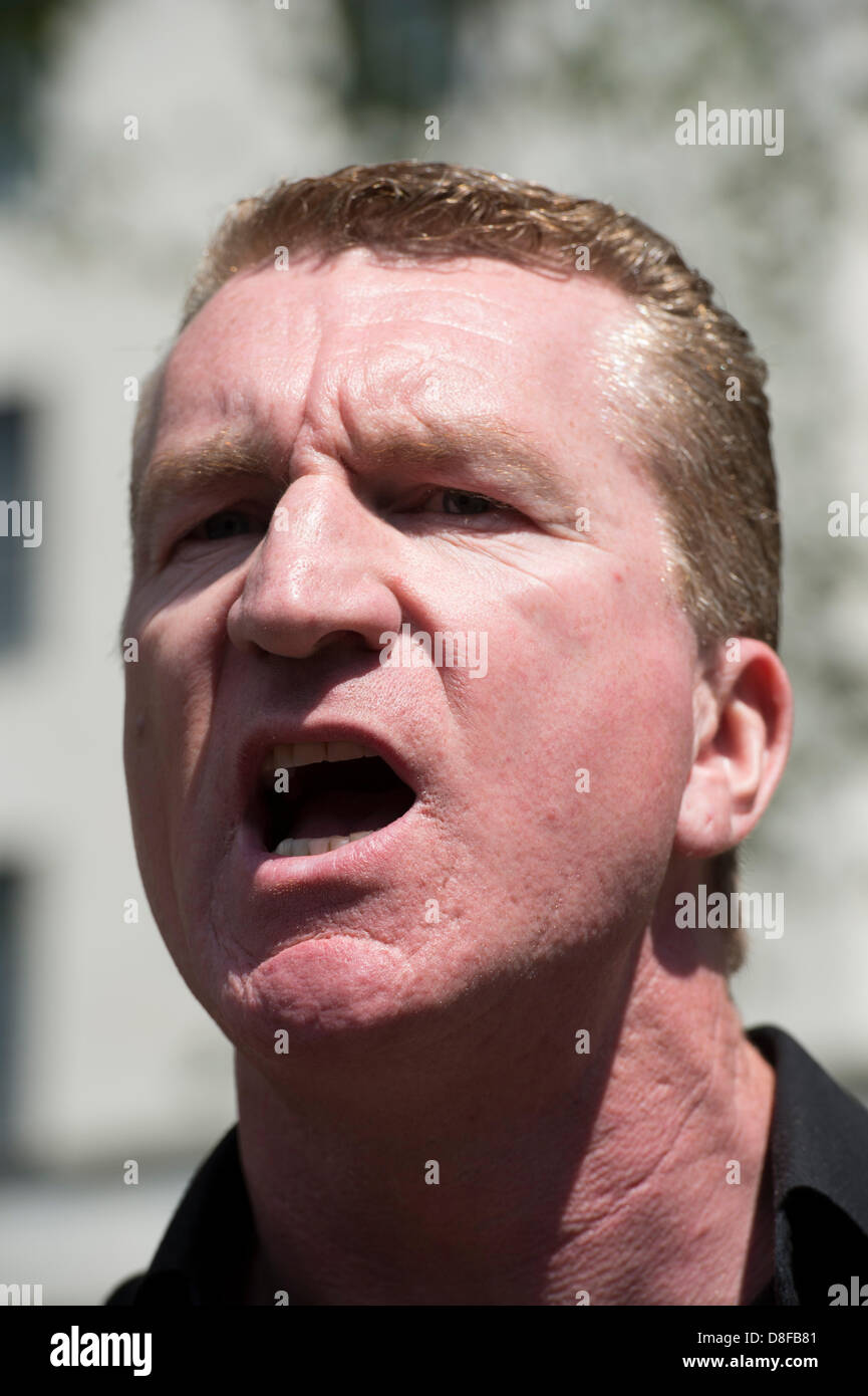 Londra, Regno Unito. Il 27 maggio 2013. L'EDL leader Kevin Carroll grida a anti-fascisti dimostranti durante un rally al di fuori di Whitehall a Londra. L'EDL rally è stato messo in scena a sostegno delle truppe del Regno Unito a seguito dell'assassinio del batterista Lee Rigby. Il 27 maggio 2013. Credito: Stephen Ford / Alamy Live News Foto Stock