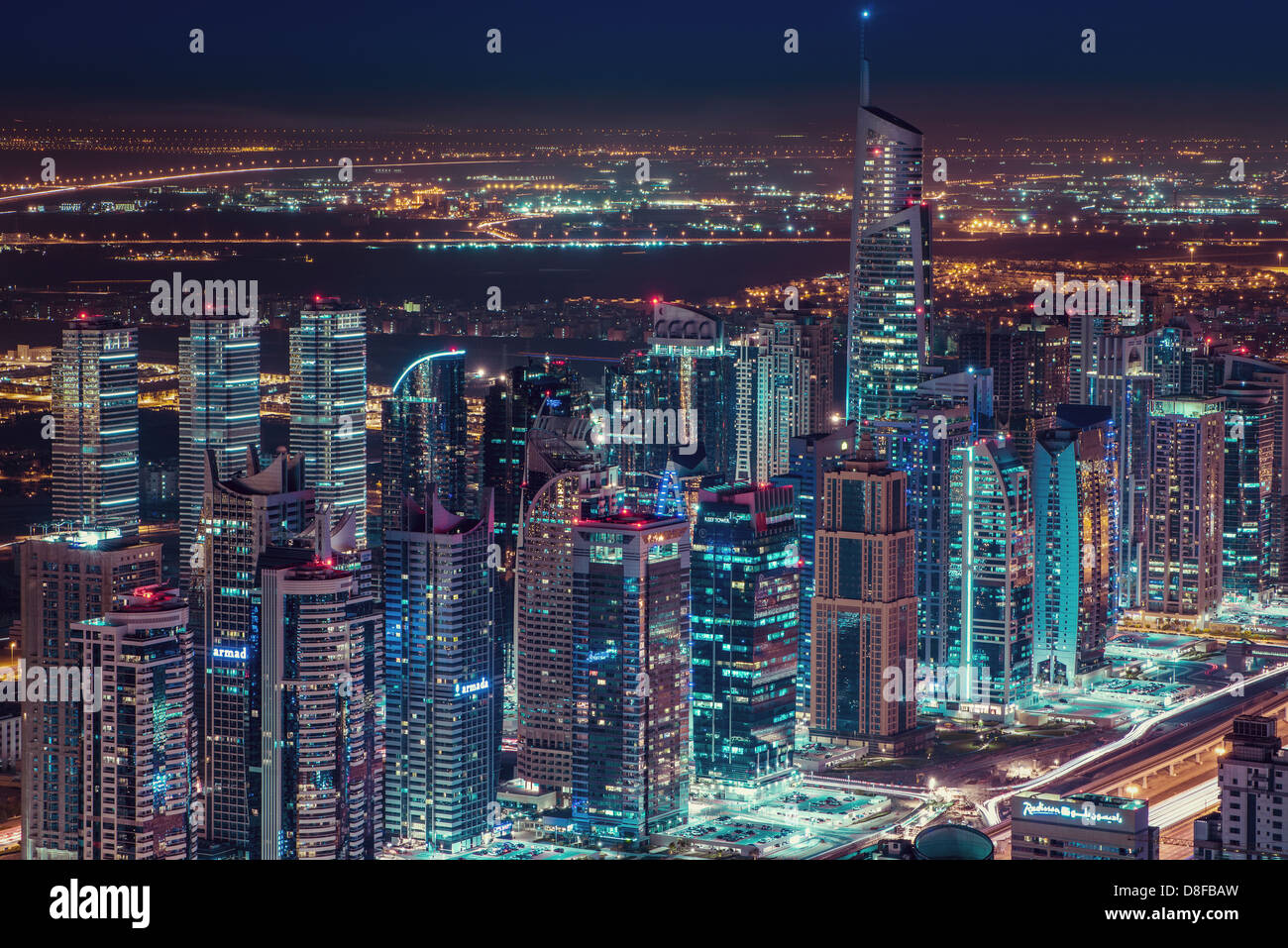 Jumeirah Lake Towers di notte, Dubai, UAE Foto Stock