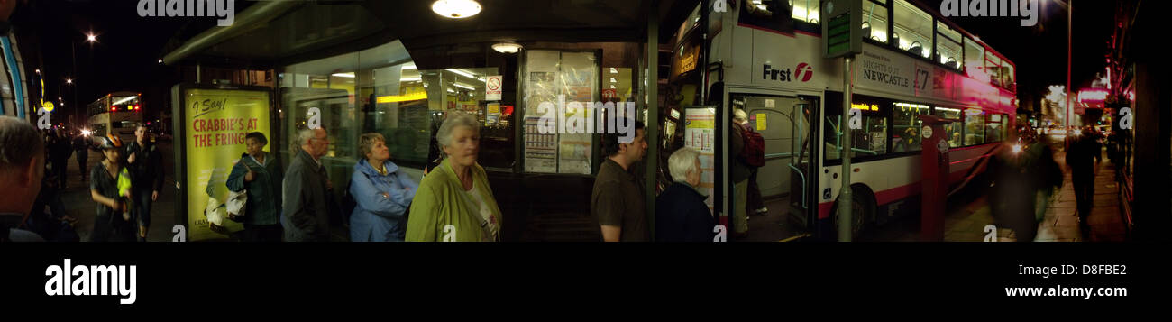 In attesa del bus notturno Newington Edinburg città vecchia Scozia UK Foto Stock