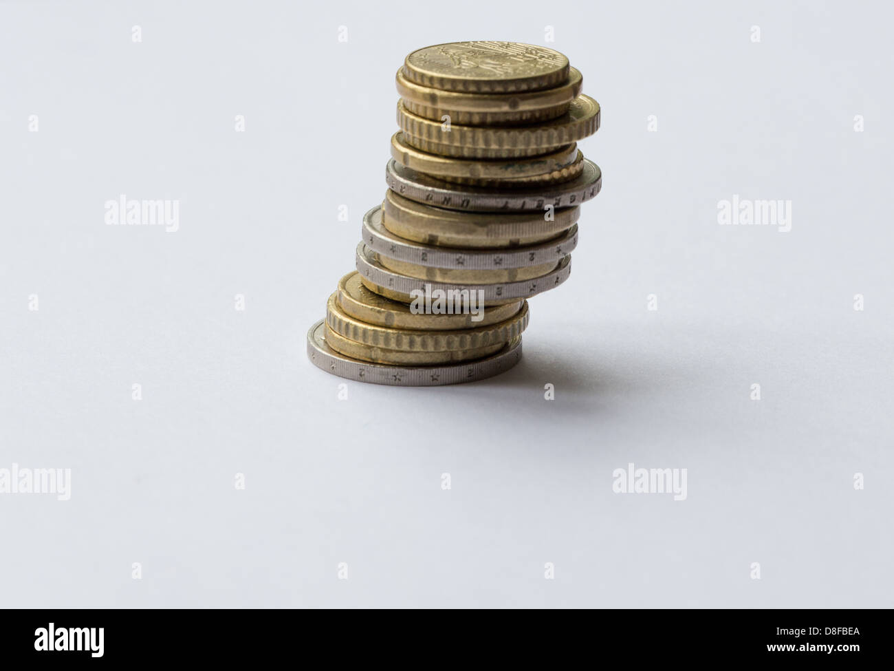 Cambiamento di ricambio. Pila di monete in Euro con moneta superiore a dieci centesimi moneta. Foto Stock