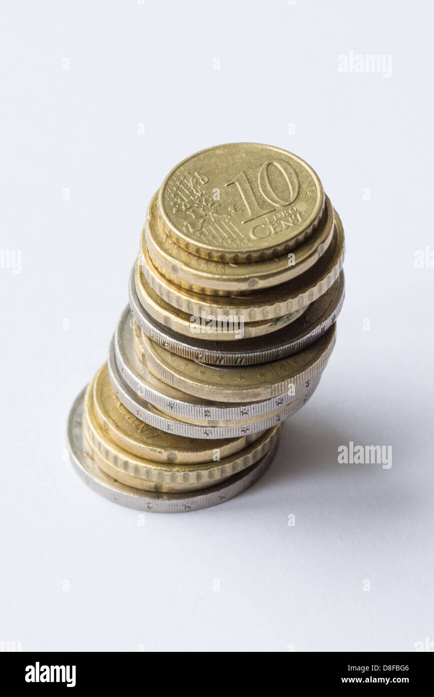 Cambiamento di ricambio. Pila di monete in Euro con moneta superiore a dieci centesimi moneta. Foto Stock
