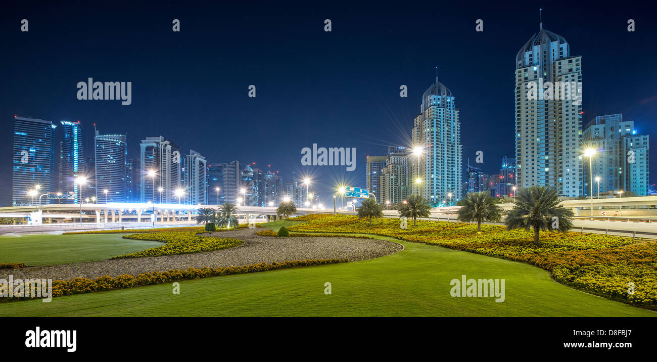 Jumeirah Lake Towers e Dubai Marina di notte, EMIRATI ARABI UNITI Foto Stock