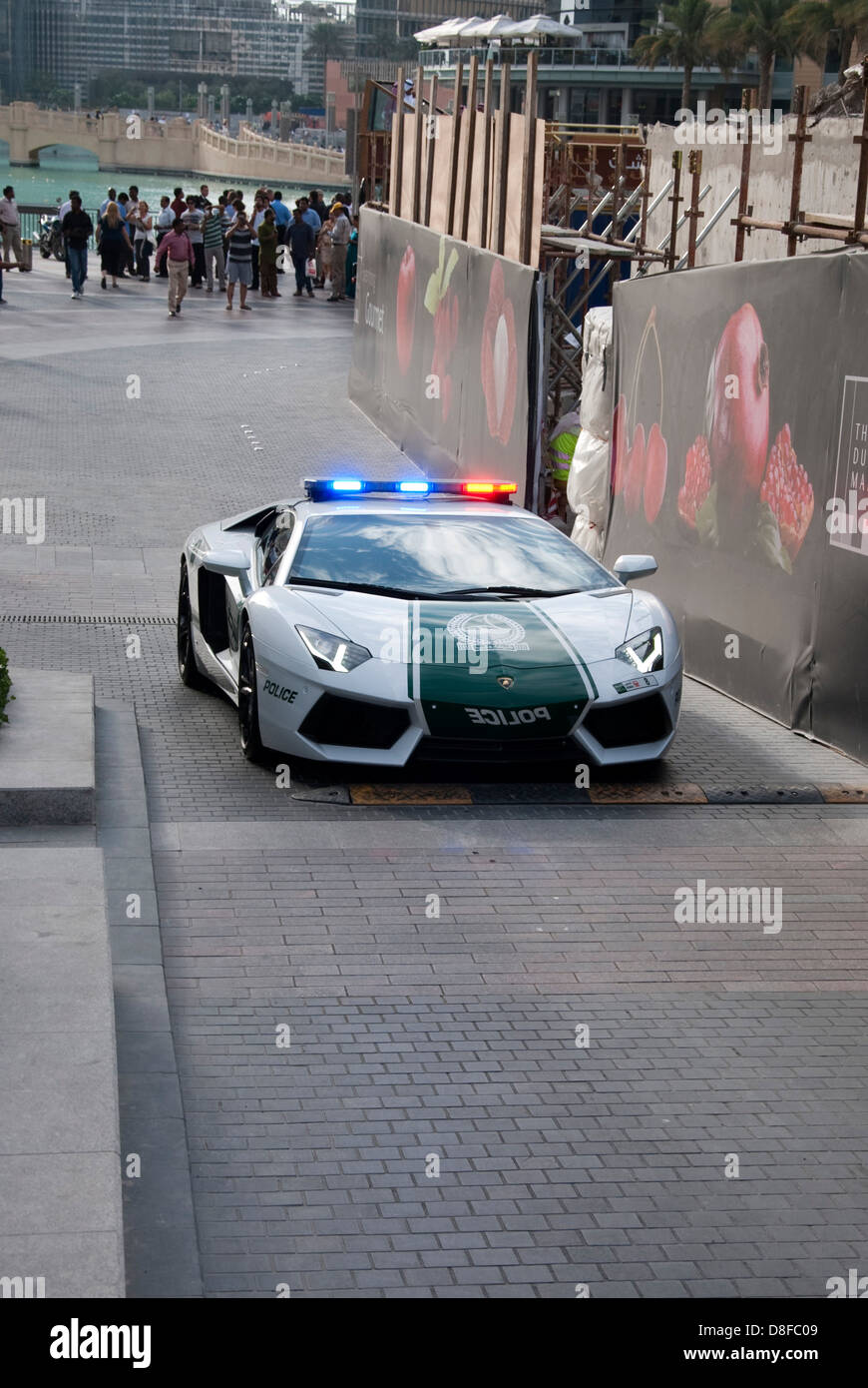 La polizia di Dubai White 2013 Lamborghini Aventador LP700-4 Coupe auto di pattuglia Foto Stock