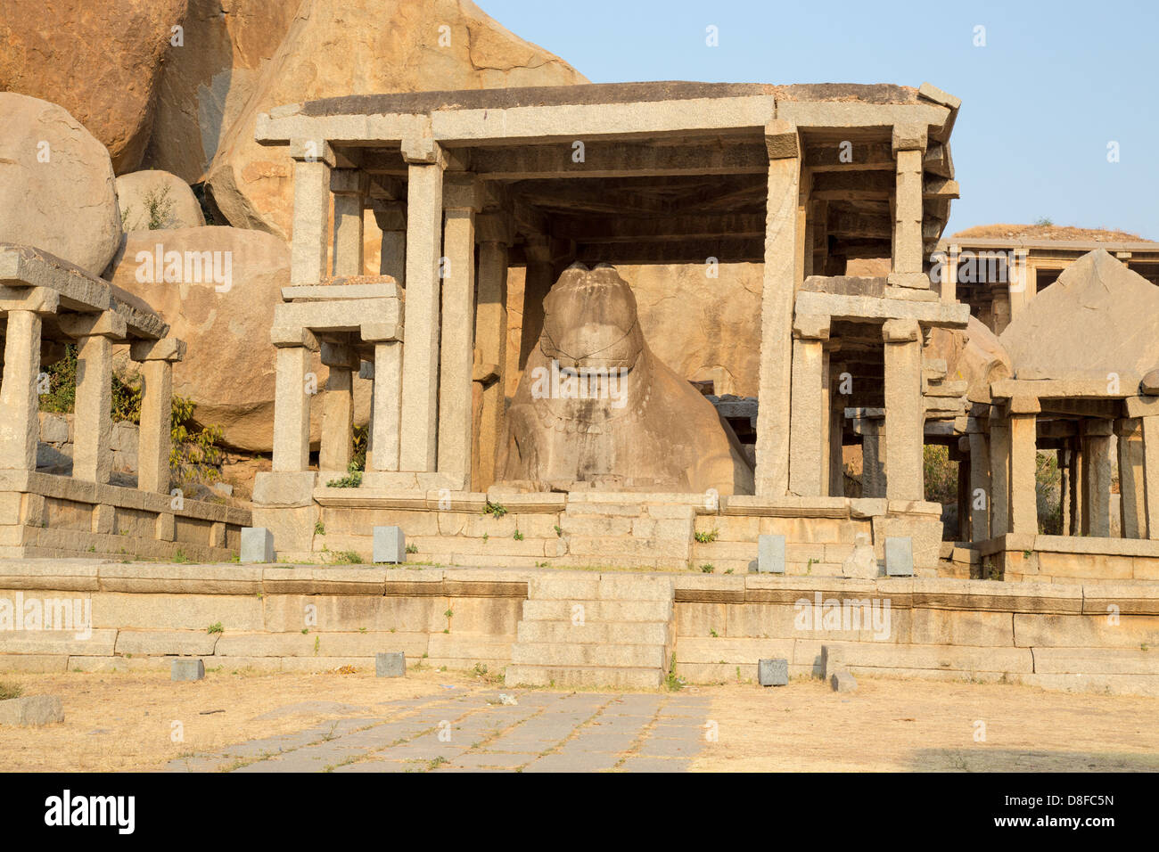 Nandi monolitico staue e santuario, Hampi, India Foto Stock