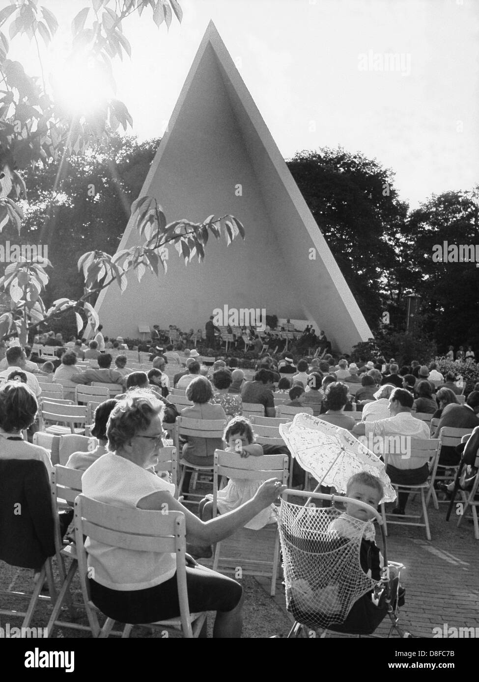 Pubblico e nella parte anteriore del padiglione per la musica in Gruga Park a Essen nel settembre 1964. Foto Stock