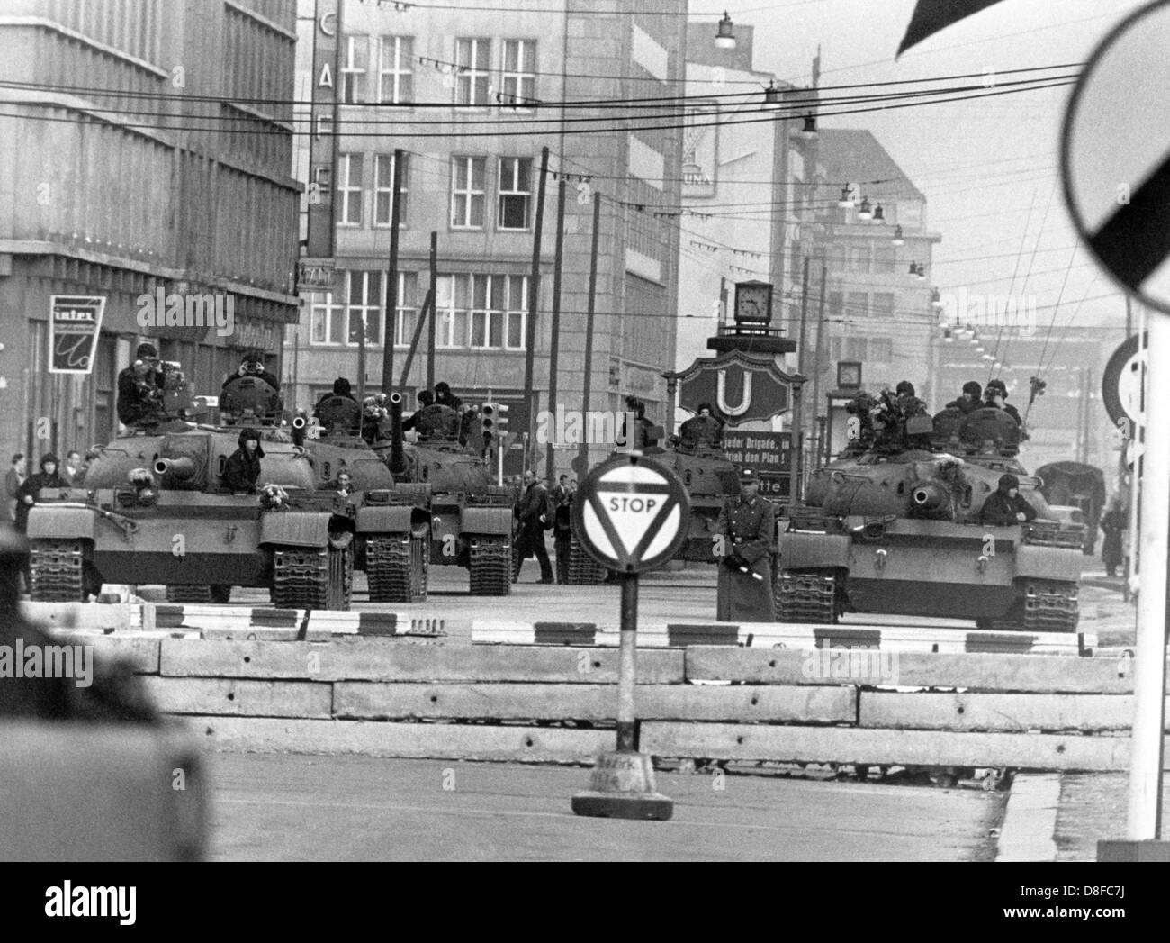 Carri armati sovietici puntando su Berlino Ovest raffigurato all broder attraversando Friedrich street a Berlino Est, DDR, 28 ottobre 1961. Le autorità sovietiche avevano impedito forzatamente i confini di Berlino risultante in una face-off di U.S e carri armati sovietici. Foto Stock