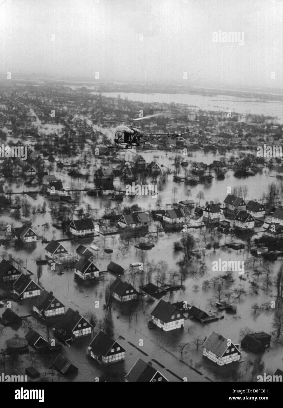 Un elicottero vola attraverso le case inondate dopo la tempesta alluvione tra il XVI e il XVII del febbraio 1962 (archivio non datata immagine dal 1962). Foto Stock