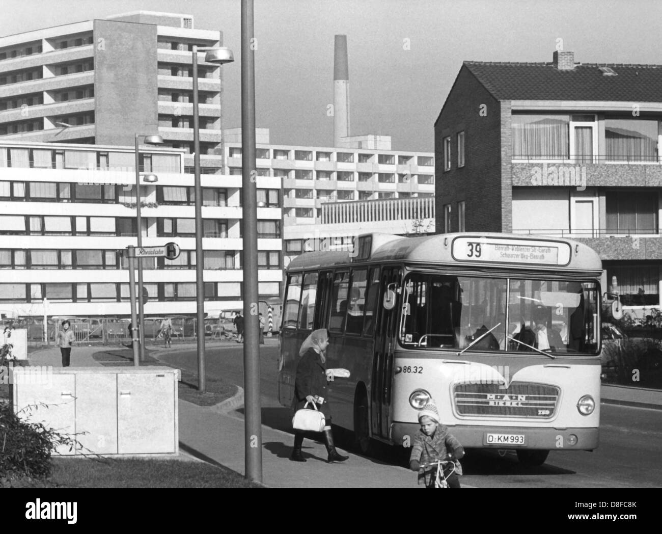 Una stazione degli autobus nel centro di Garath, fotografato il 13 di novembre nel 1967. Circa 18.000 persone stanno andando a vivere a Duesseldorf la più moderna città di " commuters " fino alla fine del 1967, 30,000 alla fine del programma di costruzione. Foto: Otto Noecker Foto Stock