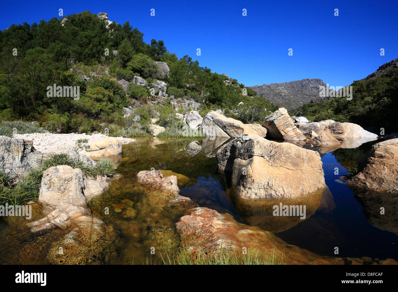 Riflessione di piscine di roccia in Bain's Kloof, Western Cape, Sud Africa Foto Stock