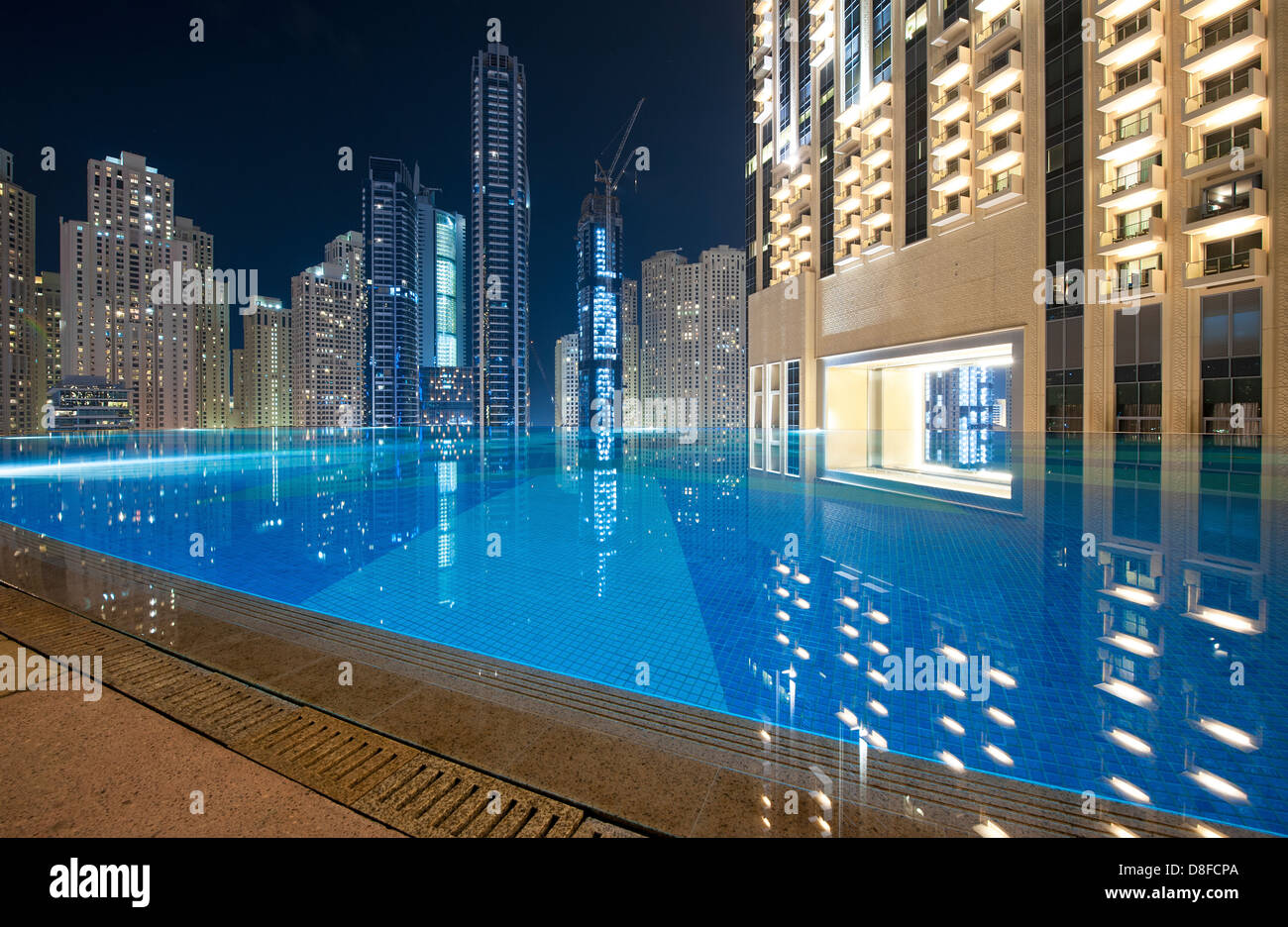 Vista della Marina di Dubai dal Bar della piscina dell'indirizzo Hotel, Dubai, UAE Foto Stock