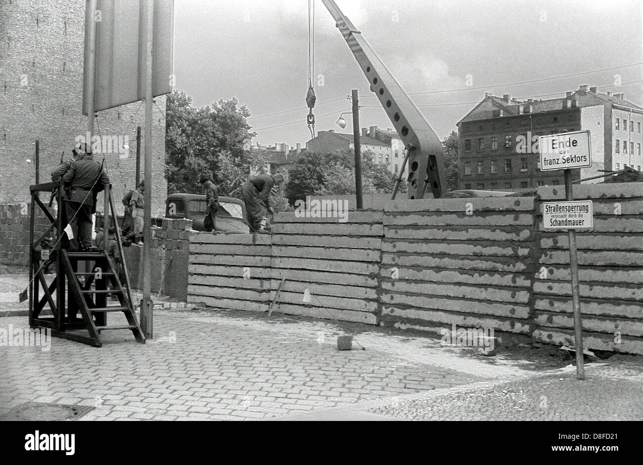 Tedesco orientale lavoratori edili errect il muro di Berlino alcuni giorni dopo il 13 agosto 1961.RDT forze avevano iniziato a costruire il Muro di Berlino nelle prime ore del mattino del 13 agosto 1961 di ostacolare le loro popolazioni in fuga la Germania Ovest. Foto: von Keussler Foto Stock