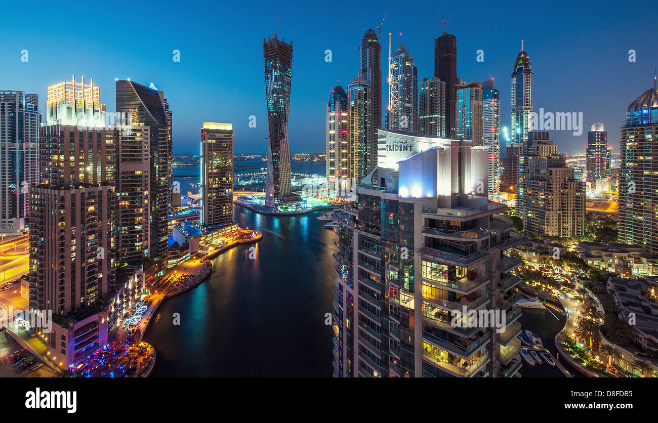 Dubai Marina in serata, EMIRATI ARABI UNITI Foto Stock