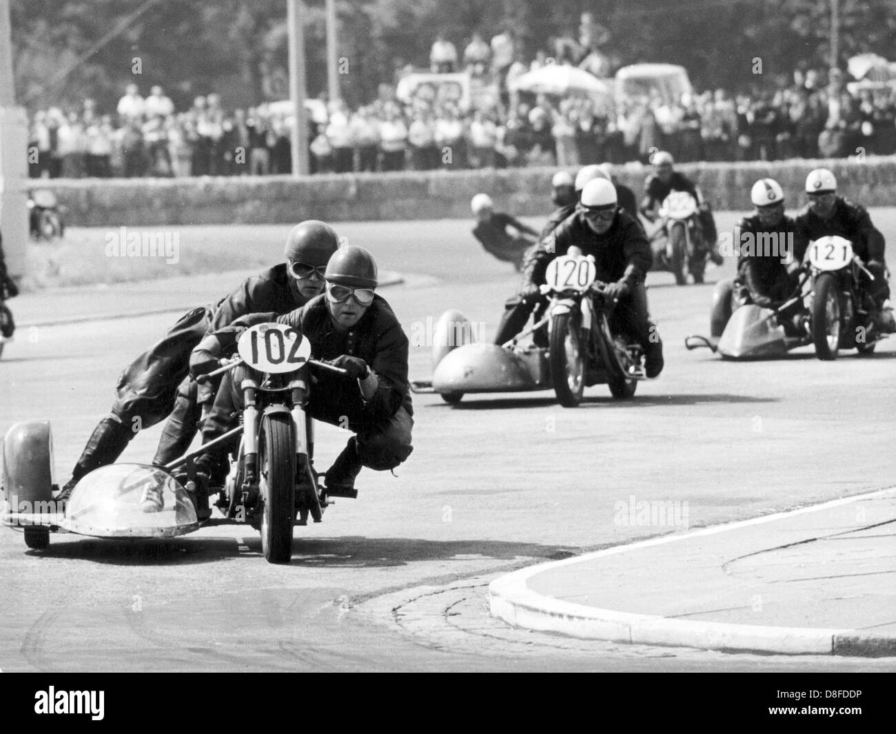 Gara di campionato sidecar nel 1964 al Norisring a Norimberga: Günther marca e Heinz Gerle (n. 102), Hans-J. Schmelzer e Eberhard Jaster (n. 120) e Fritz Schneider e Kurt Kraus (n. 121). Foto Stock