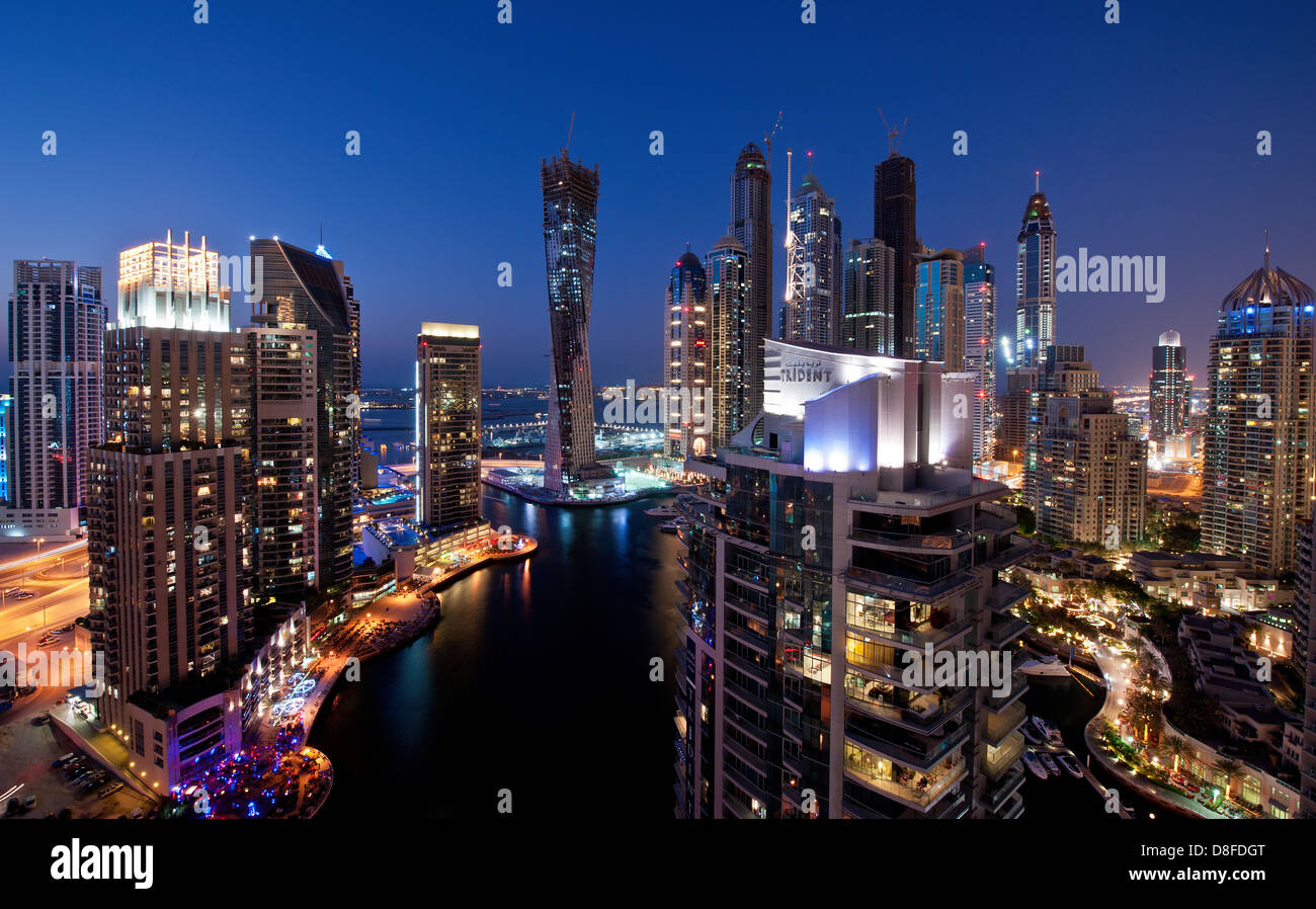 Dubai Marina in serata, EMIRATI ARABI UNITI Foto Stock