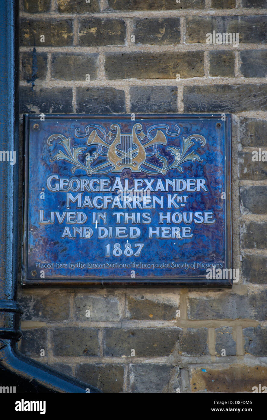 Targa blu segnando una casa del compositore e musicologo george alexander macfarren, St Johns Wood, Londra, Inghilterra Foto Stock