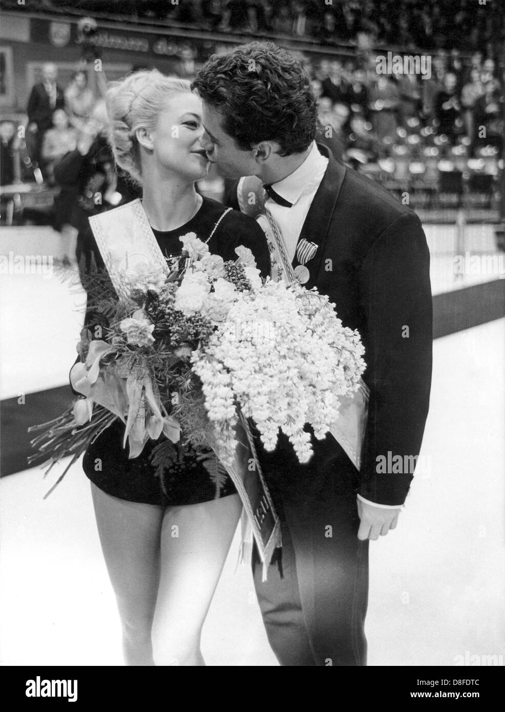 Marika Kilius e Hans-Jürgen Bäumler, i vecchi e i nuovi campioni del mondo nel ghiaccio pattinaggio artistico, kiss dopo la cerimonia della vittoria a Dortmund il 26 di febbraio nel 1964. Foto Stock