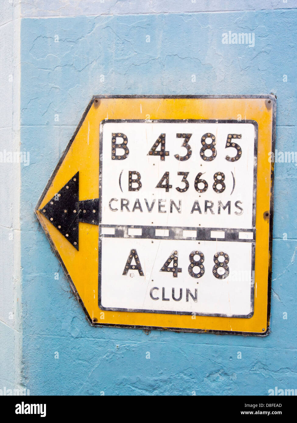 Un vecchio cartello stradale nel castello dei vescovi, Shropshire, Regno Unito. Foto Stock
