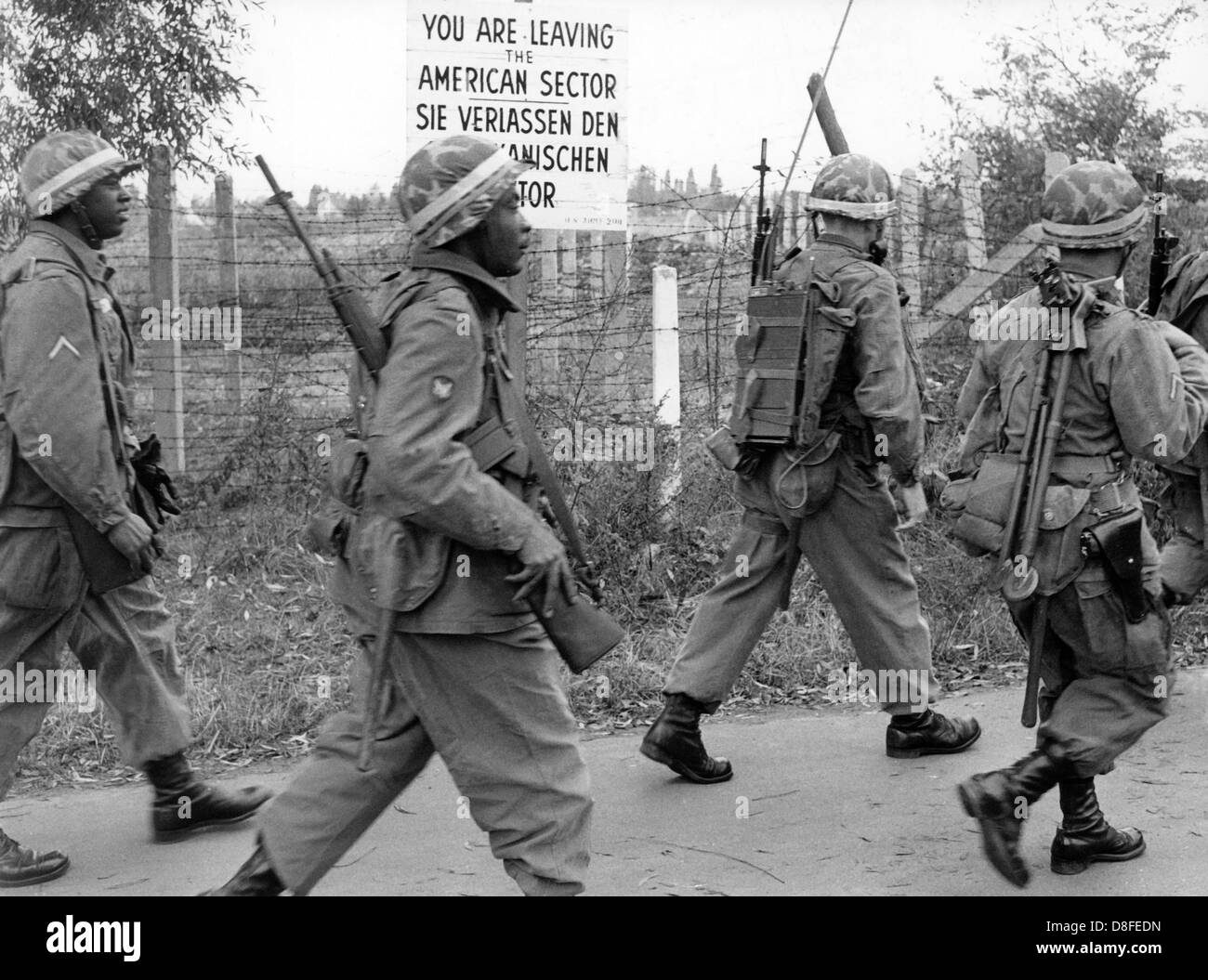 I soldati americani della brigata USA di Berlino marzo passato la zonenrfg in Berlin-Zehlendorf sul loro modo di Grunewald per partecipare in una tre giorni di manovra su xviii di ottobre del 1961. Foto Stock