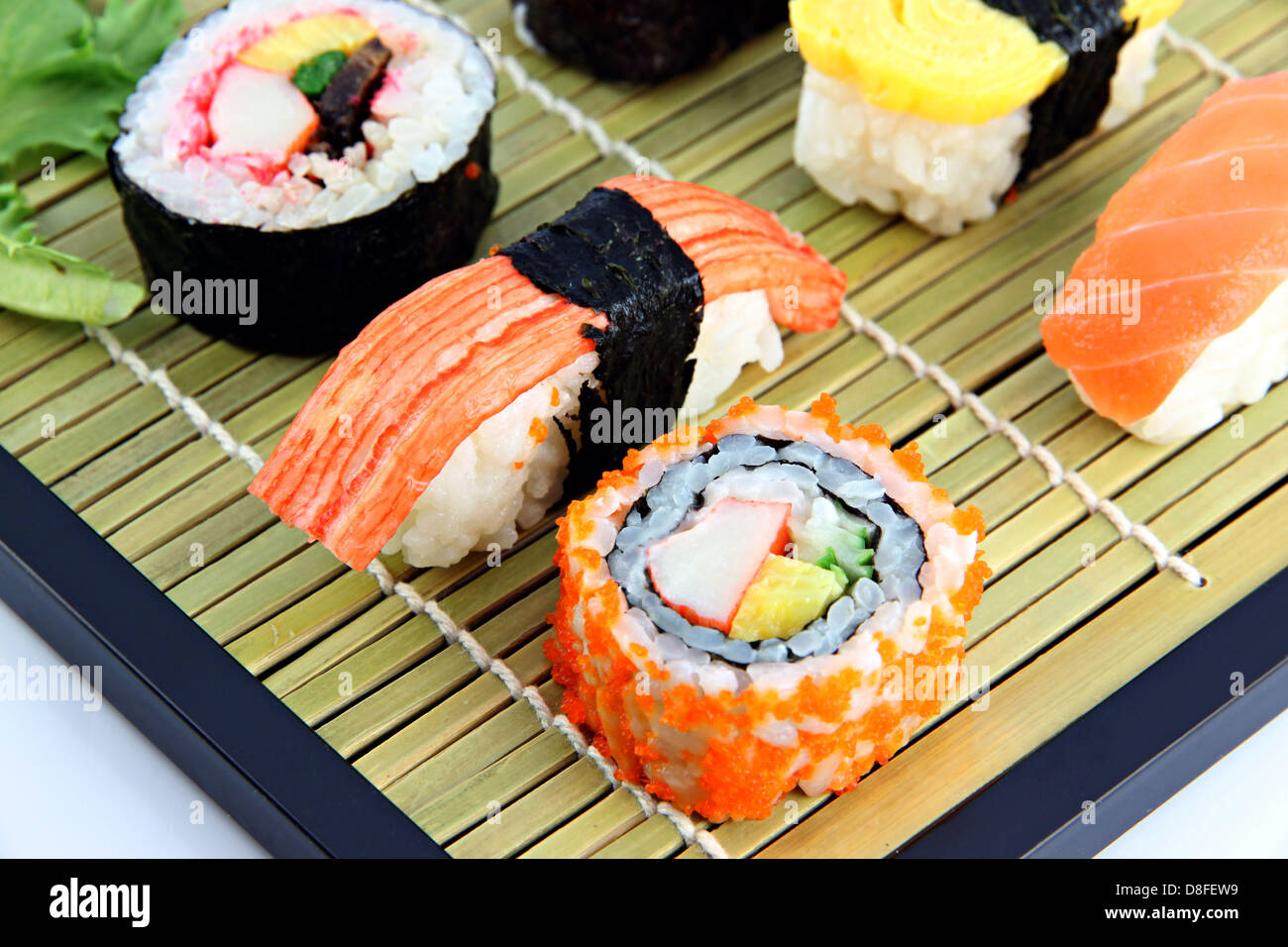 Il sushi fatto ​​from carne di granchio su un piatto di bambù,il Sushi è un cibo giapponese. Foto Stock