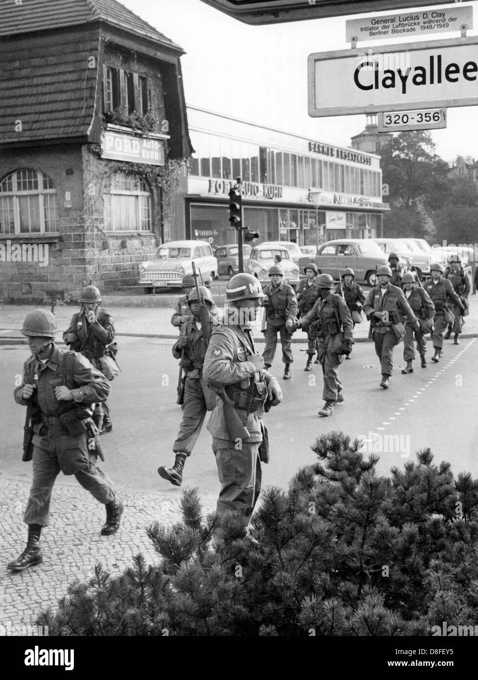I soldati americani della brigata USA Berlin sono sul loro modo di Berlino Grunewald il 18 ottobre nel 1961 per partecipare a una tre giorni di manovra. Foto Stock