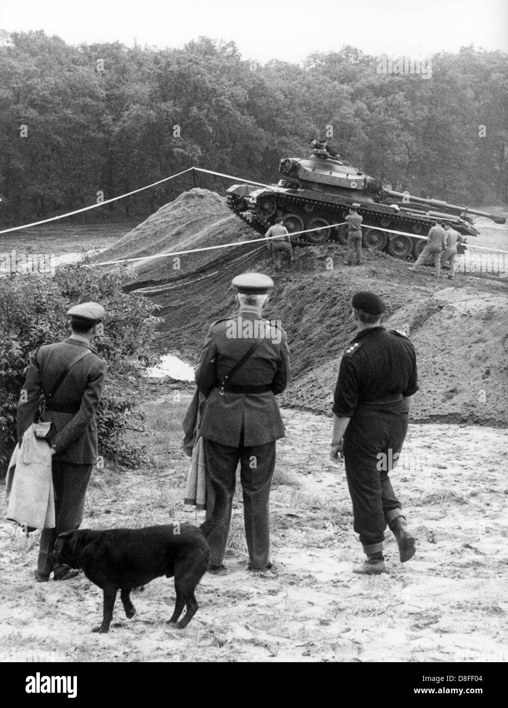 Ufficiali di guardare un centurione serbatoio dell'esercito britannico durante un serbatoio alleato per esercitare il 13 giugno 1961 in Grunewald di Berlino. L'esercizio era parte di un alleato per la manovra del serbatoio dove le truppe e i veicoli della American, i francesi e le forze britanniche hanno preso parte a. Foto Stock