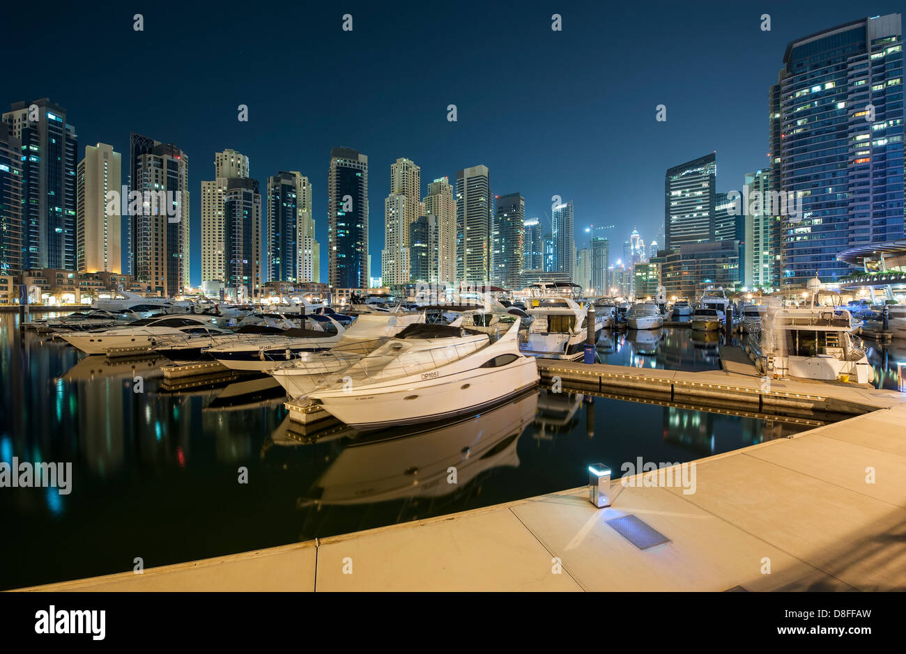 Dubai Marina di notte, EMIRATI ARABI UNITI Foto Stock