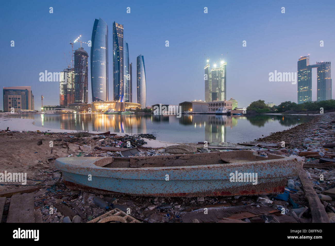 Etihad Towers di Abu Dhabi all'alba, EMIRATI ARABI UNITI Foto Stock