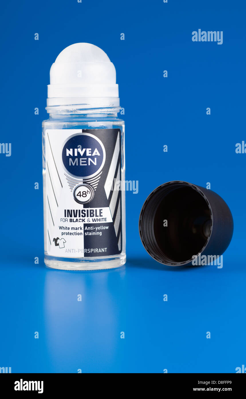 Nivea 48 ore sul rullo anti colorazione giallo invisibile segno bianco protezione anti perspirant per gli uomini Foto Stock