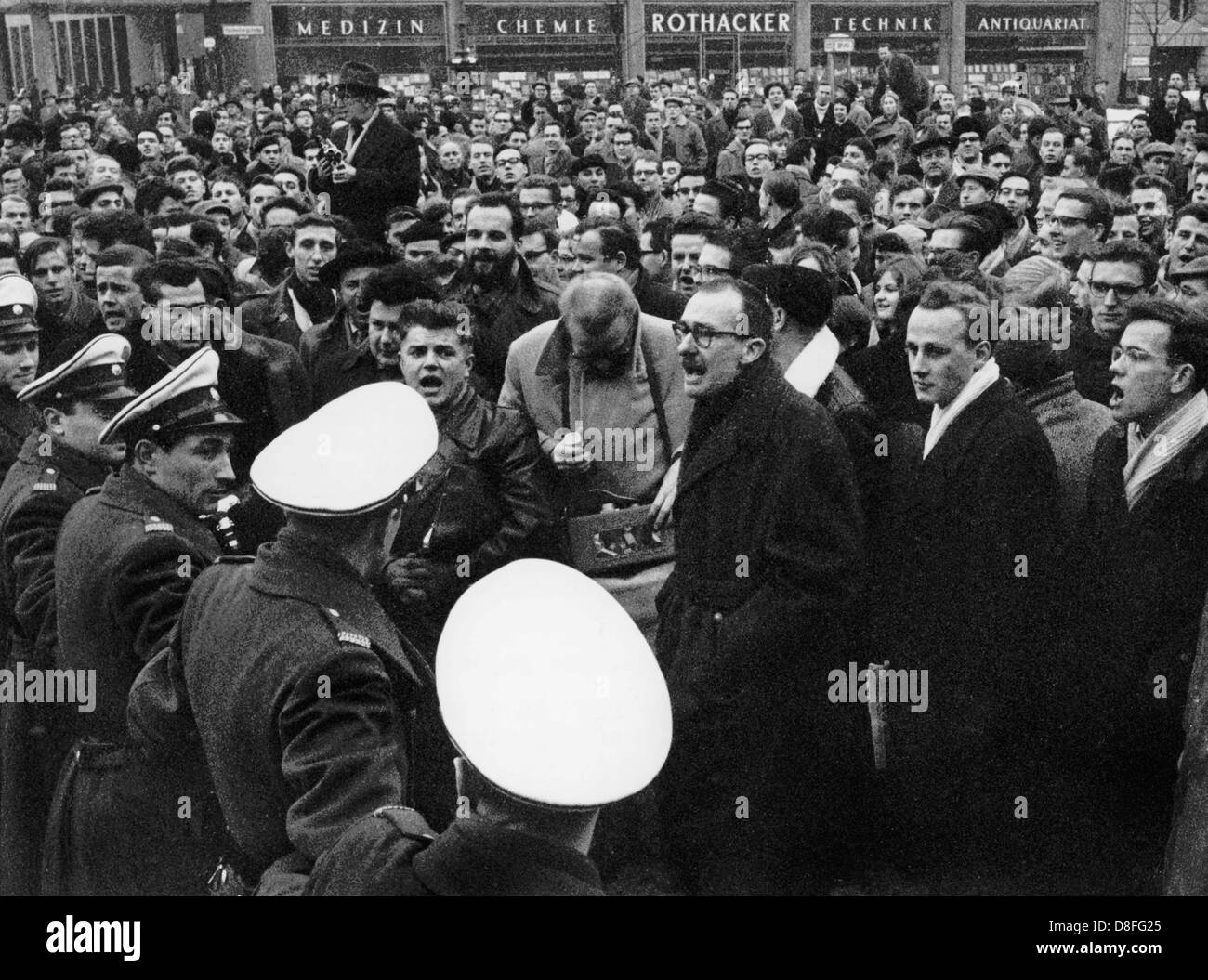 Cori che protesta contro l'arresto del 'portatori di segni". Tutti in tutto dieci persone sono state arrestate dalla polizia, che hanno portato cartelli e striscioni dicendo "chroeder', 'Oberlaender', 'Reinefarth' e 'Globke' e disturbato la manifestazione di Berlino il 18 di gennaio del 1960. Circa 3 mila studenti e numerosi docenti delle università di Berlino Ovest si sono radunati per una manifestazione contro l'antisemitismo e neo-nazismo nella Berlin-Charlottenburg. Dopo un'altra dimostrazione dieci giorni prima al Monumento per le vittime del regime di Hitler, gli studenti e i professori ora formare congiuntamente contro r Foto Stock