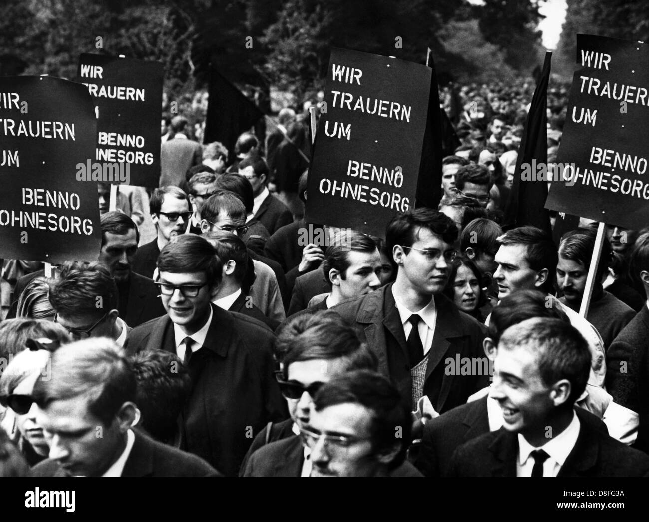 Round 10.000 partecipanti hanno espresso il loro dolore per la morte di studente Benno Ohnesorgon il 9 giugno nel 1967, che era stato girato a anti-Shah dimostrazione da un poliziotto il 2 giugno nel 1967, Foto Stock