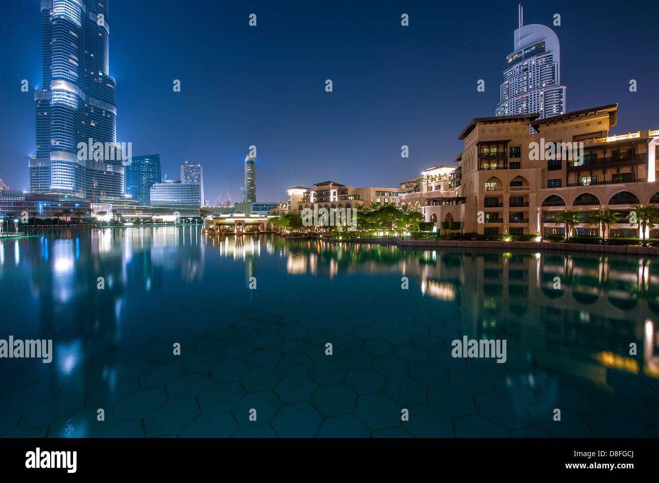 Il Burj Khalifa lago e l'indirizzo hotel di notte, Dubai, UAE Foto Stock