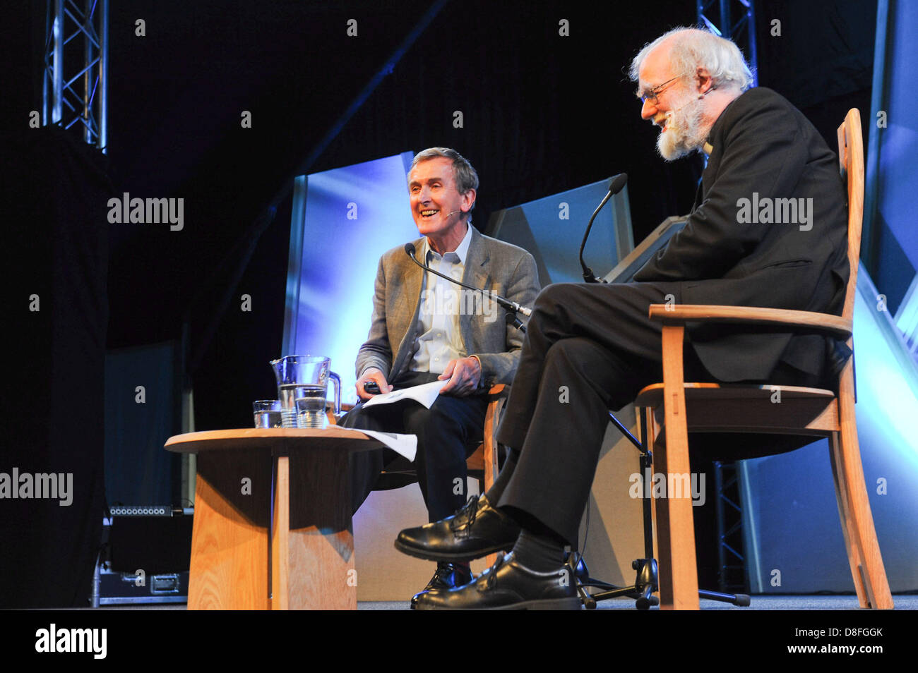 Festival di fieno, Powys, Wales, Regno Unito. Il 28 maggio 2013. ROWAN WILLIAMS, ex Arcivescovo di Canterbury, parlando di Neil MacGREGOR, direttore del British Museum, al Festival di fieno , Powys Wales UK phot Credit: keith morris/Alamy Live News Foto Stock