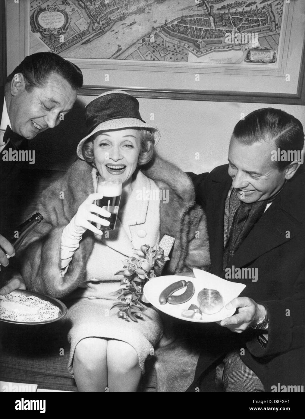 American-German attrice Marlene Dietrich beve un bicchiere di birra e mangia frankfurters durante una conferenza stampa il 30 di Aprile di 1960 in Frankfurt am Main. Foto Stock