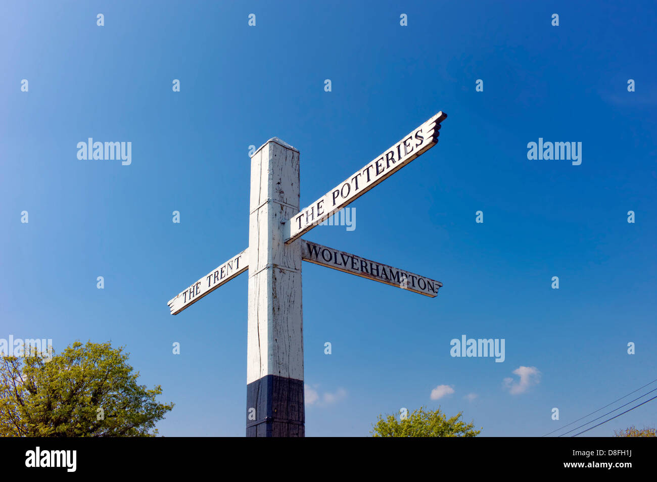 Dito post in corrispondenza della giunzione del Trent e Mersey con il personale e Worcs canali a grande Haywood, cielo blu sullo sfondo Foto Stock