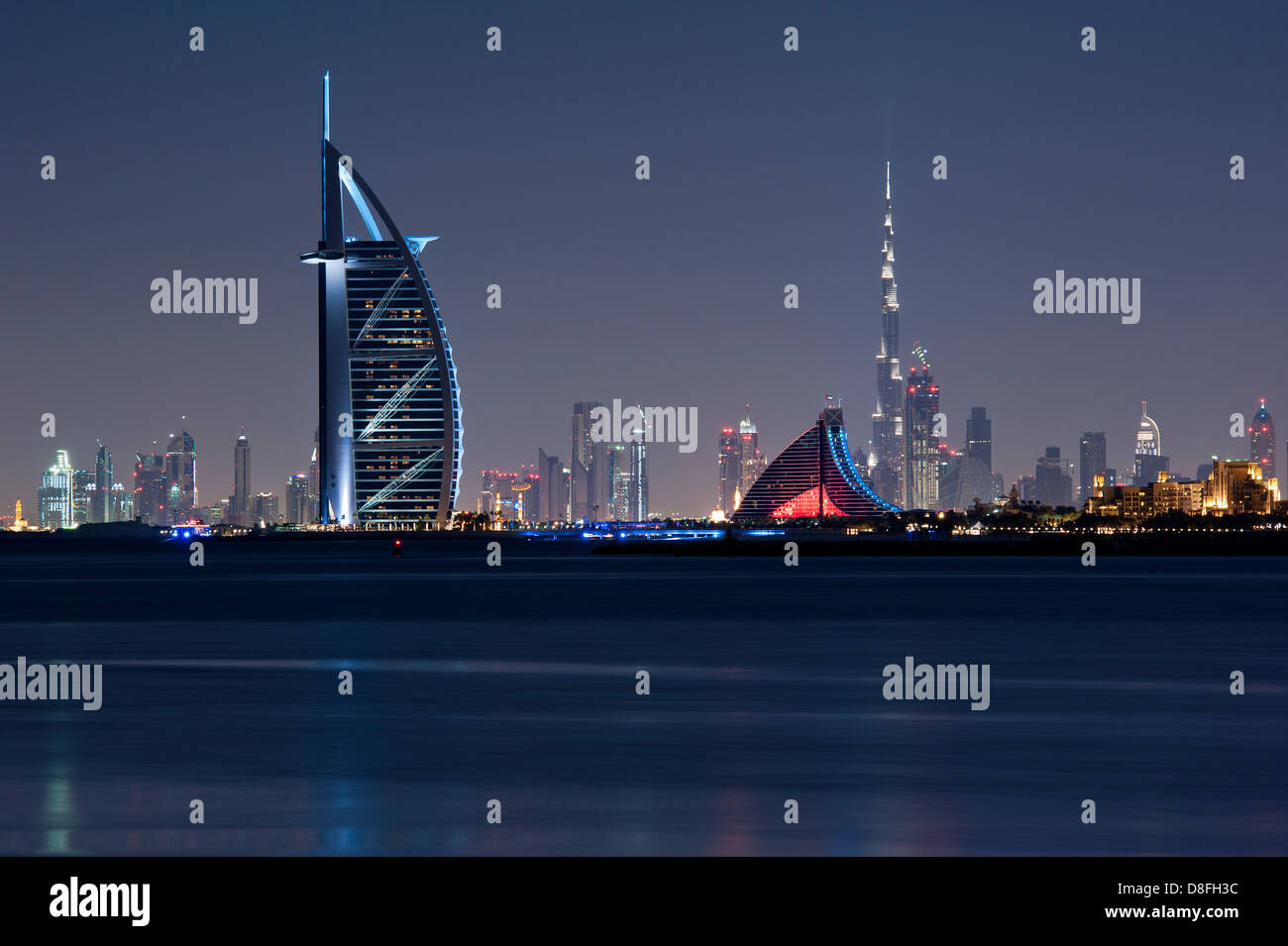 Skyline di Dubai di notte, EMIRATI ARABI UNITI Foto Stock