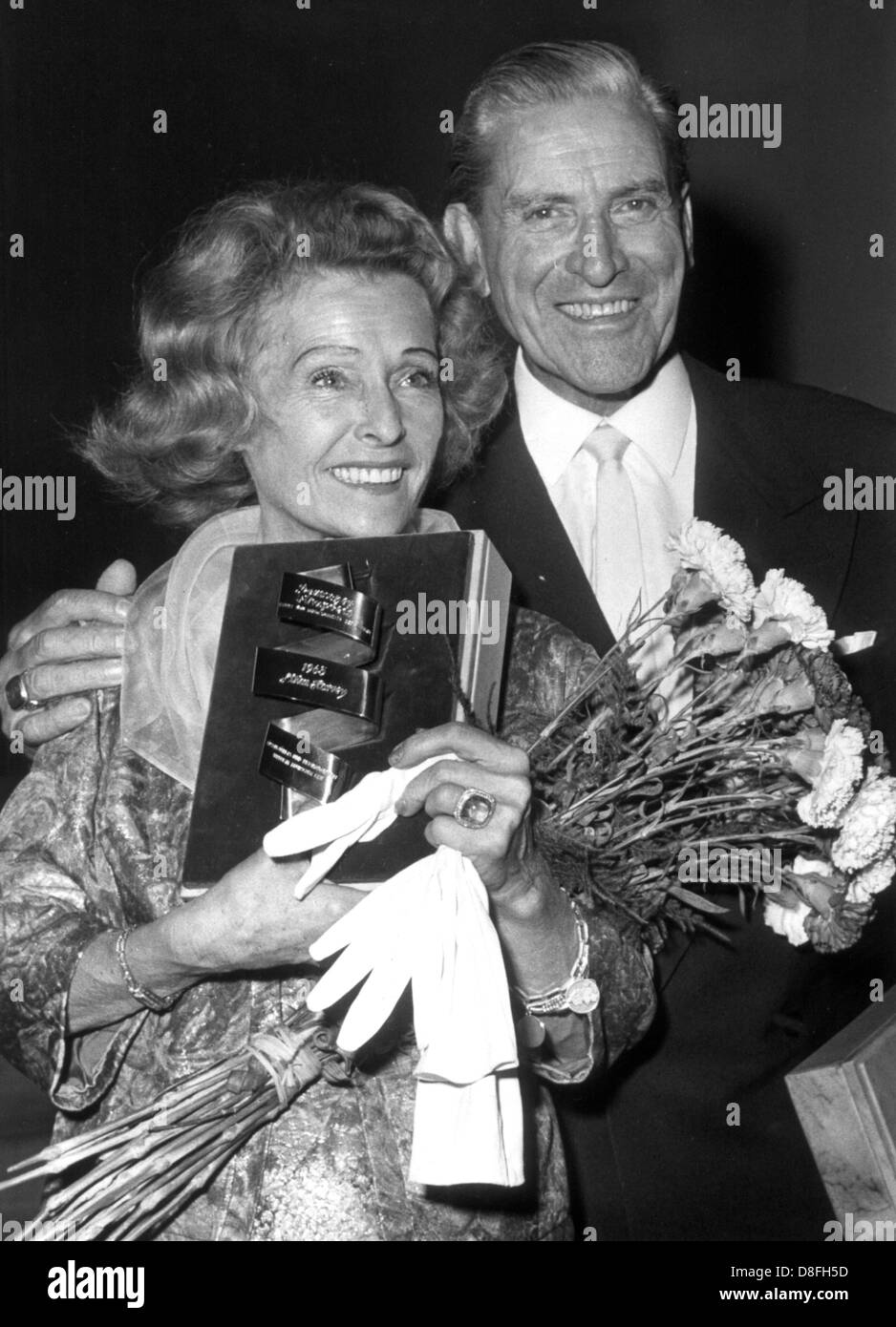 Lilian Harvey e Albrecht Schoenhals, che hanno ricevuto il "golden ribbon" per riconoscere i meriti del film tedesco, il 27 giugno 1965 a Berlino. Foto: Konrad Giehr +++(c) dpa - Relazione+++ Foto Stock