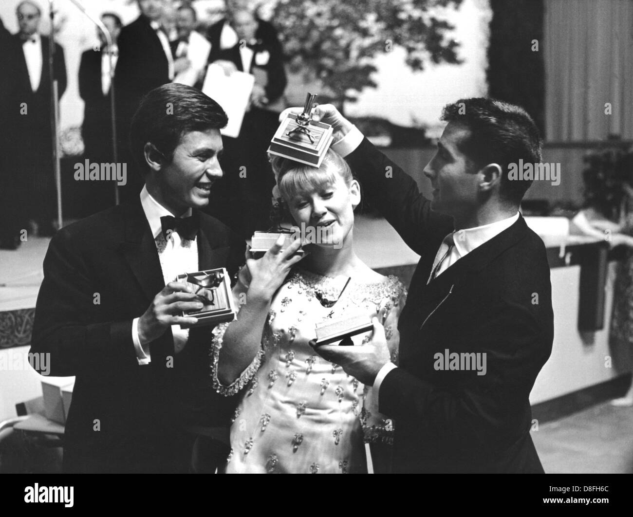 Durante la cerimonia di premiazione del 'Golden sparrow', cantanti Gildo Rex (l), Gitte Haenning (m) e Freddy Quinn (r) sono felice circa i loro premi il 12 giugno nel 1965. Foto Stock