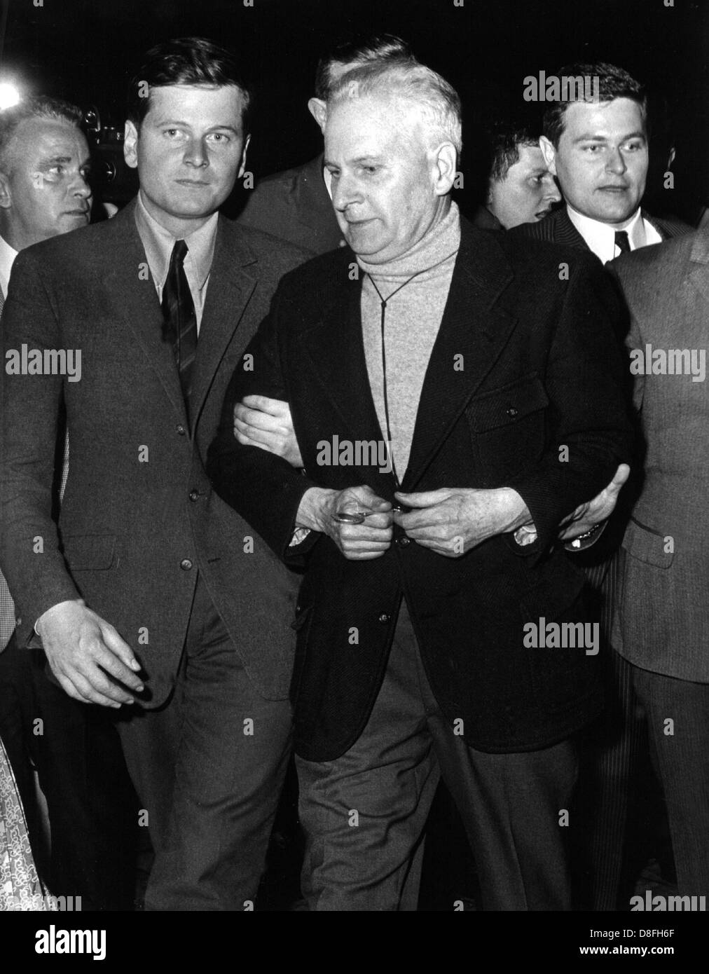 Baldur Von Schirach e suo figlio Robert (l) sul loro modo ad una breve conferenza stampa a Berlino poco dopo Schirach del rilascio. L'ex socialista nazionale il Ministro degli armamenti Baldur Von Schirach (r), è stato rilasciato dalla prigione per i criminali di guerra in Berlin-Spandau il 30 settembre 1966. Egli ha servito completamente la sua condanna di venti anni di prigione, alla quale era stato condannato durante i processi di Norimberga nel 1946. Foto Stock