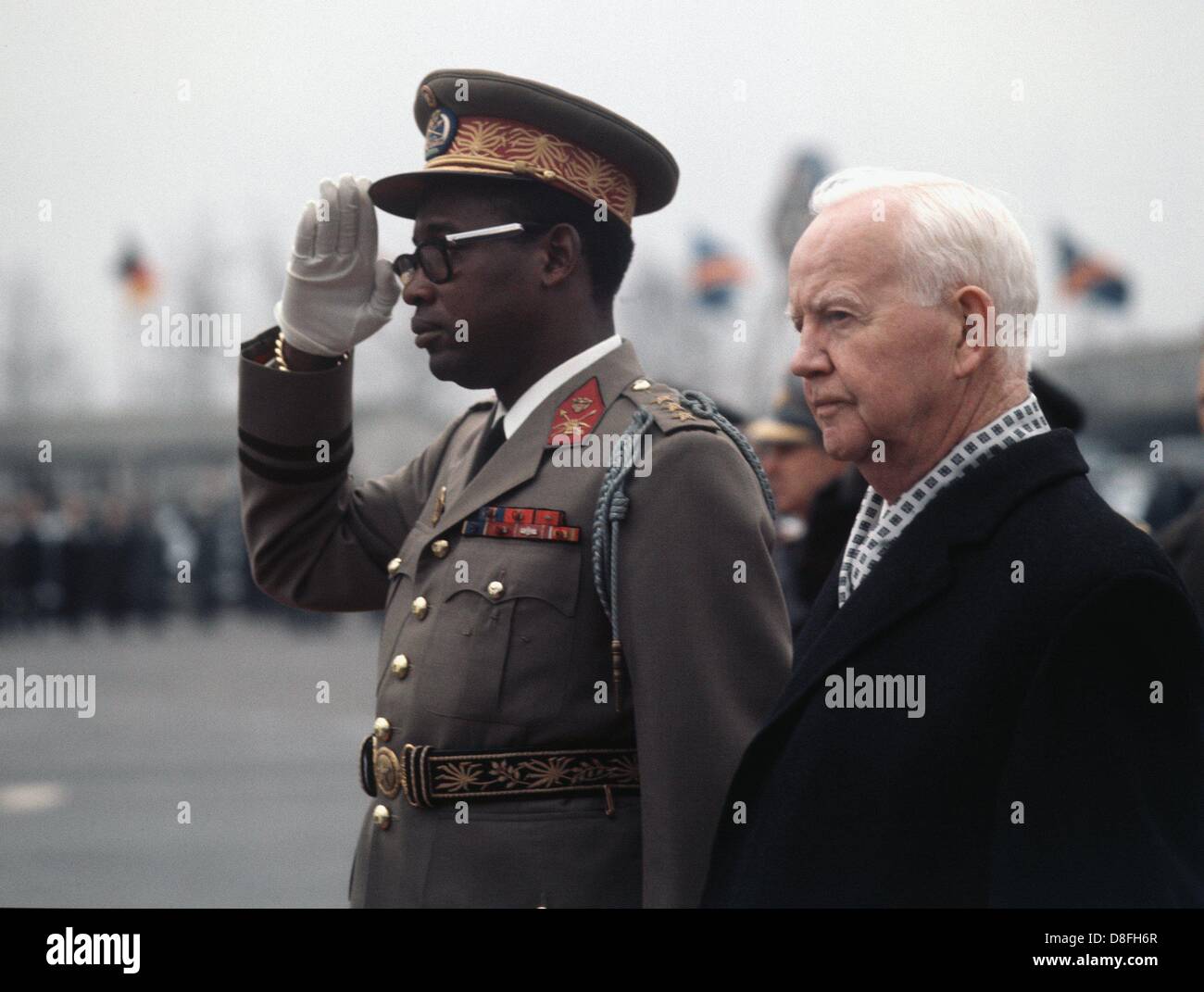 Heinrich Lübke (r) riceve il presidente della Repubblica Democratica del Congo, Joseph-Desire Mobutu, all'aeroporto di Wahn il 17 di marzo di 1969. Foto Stock