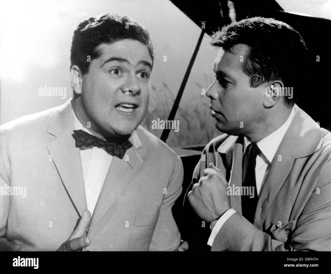 Cantante, animatore e musicista jazz Bill Ramsey (l) e Peter Weck (r) durante il TV mostra 'Musica per voi" nel settembre 1963. Foto Stock