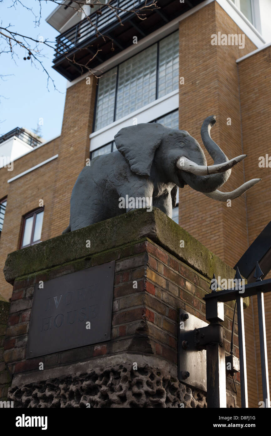 Statua di elefante in ingresso alla chiesa di St Katharine Dock, Londra Foto Stock